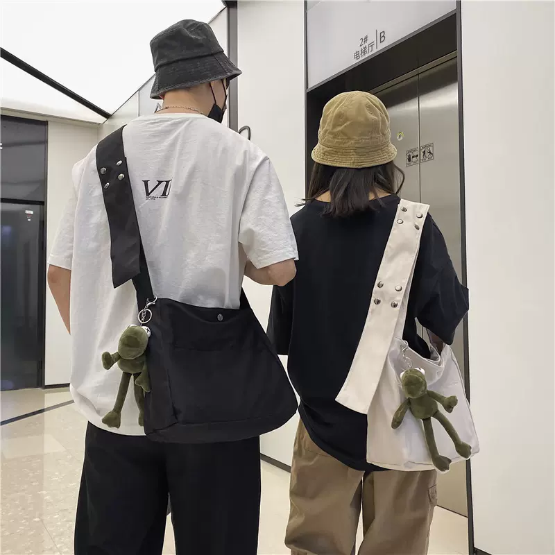 潮牌斜挎包男韩版休闲尼龙布单肩包女情侣简约背包日系工装邮差包