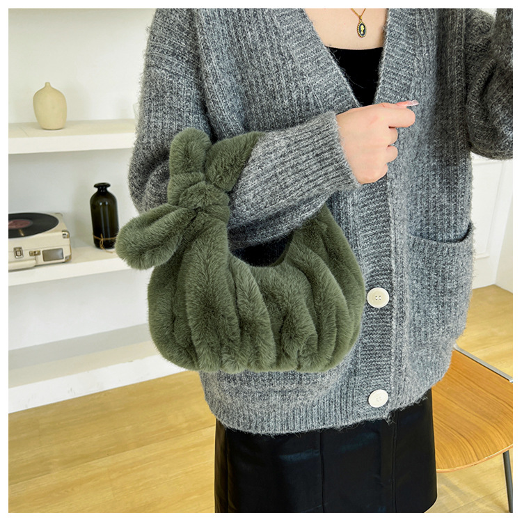 2024 invierno nuevo estilo japonés lindo felpa bolsa de las mujeres de color sólido plisado conejo oreja al por mayor portátil pequeña bolsa