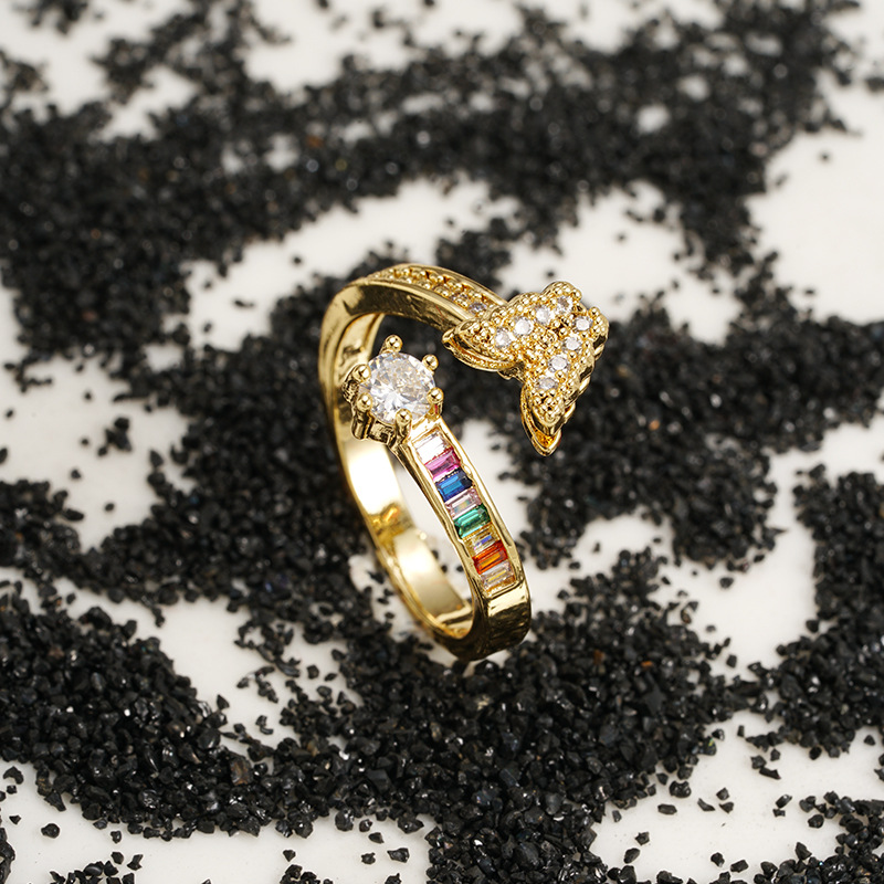 Anillo de mariposa galvanizado de 18 quilates, estilo europeo y americano, nicho femenino, lujo ligero, joyas transfronterizas que no se desvanecen.