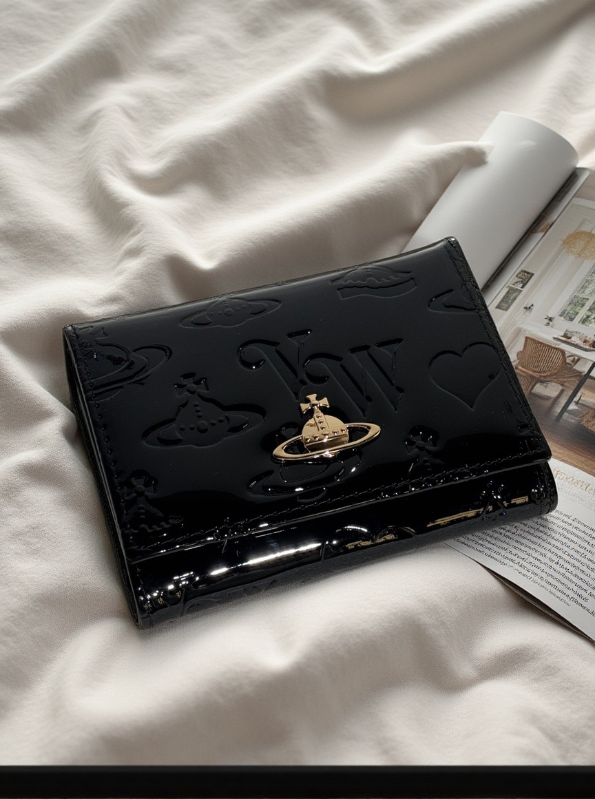 블랙 페이턴트 엠보싱 지갑