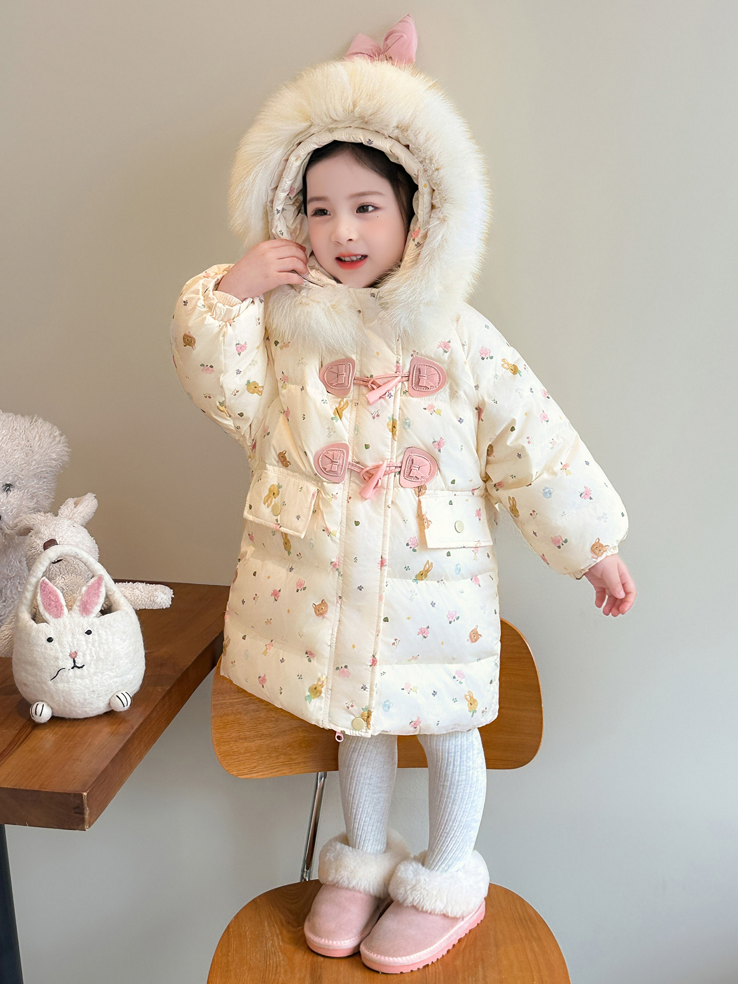 Chaqueta de invierno de niñas 2025, nuevo estilo de estilo occidental bebé femenino, ropa de invierno cálida y gruesa, chaqueta de invierno blanca muy bonita.