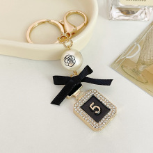 欧美跨境珍珠蝴蝶结香水瓶金属钥匙扣汽车挂饰包包挂件小礼品批发
