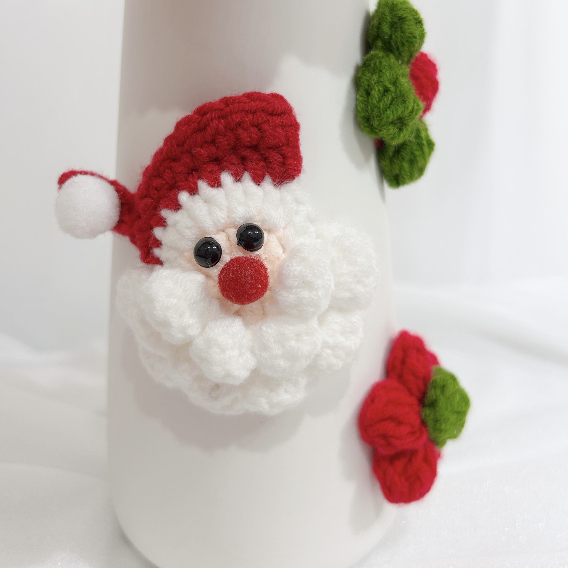 Composizione floreale natalizia artigianale per la casa e il giardino: fiori artificiali in vaso lavorato a maglia, perfetti per decorazioni per la casa, oggetti fotografici e regali festivi._voghion.com