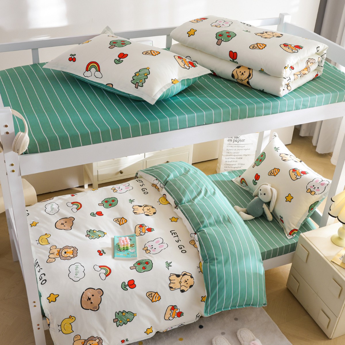 Dormitorio de estudiantes Cama de algodón de tres piezas Cama individual de algodón Funda de edredón Sábana de cama Juego de cuatro piezas Dibujos animados para niños
