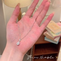 水滴ジルコンチタン鋼のネックレスは女性の軽豪華な大衆の高級感のある鎖骨鎖の気質を飾っています。