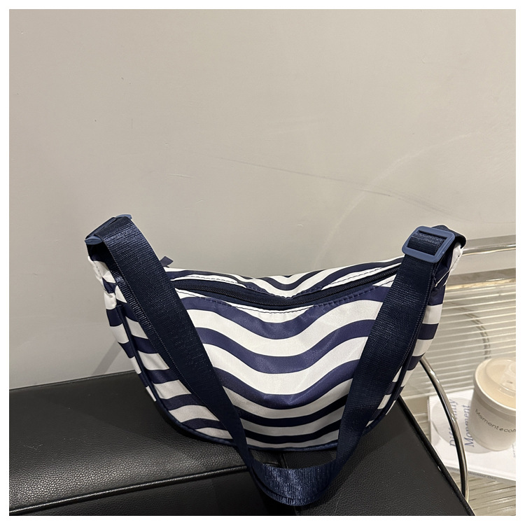 2025 Korean-style laid-back crossbody bag new versatile commuting dumpling bag, large-capacity commuting single-shoulder bag for women undefined