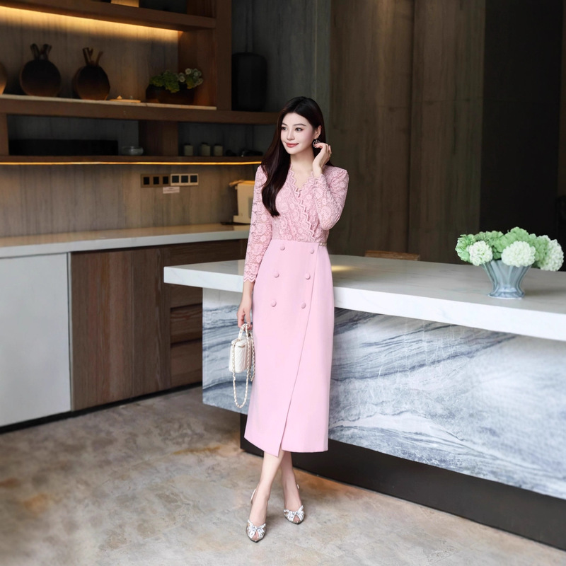 The Design of the Niche V Neck Lace Dress Is Slim-Fitting at the Waist and Outlines the Curves to Show the Gentle Ladylike Elegant