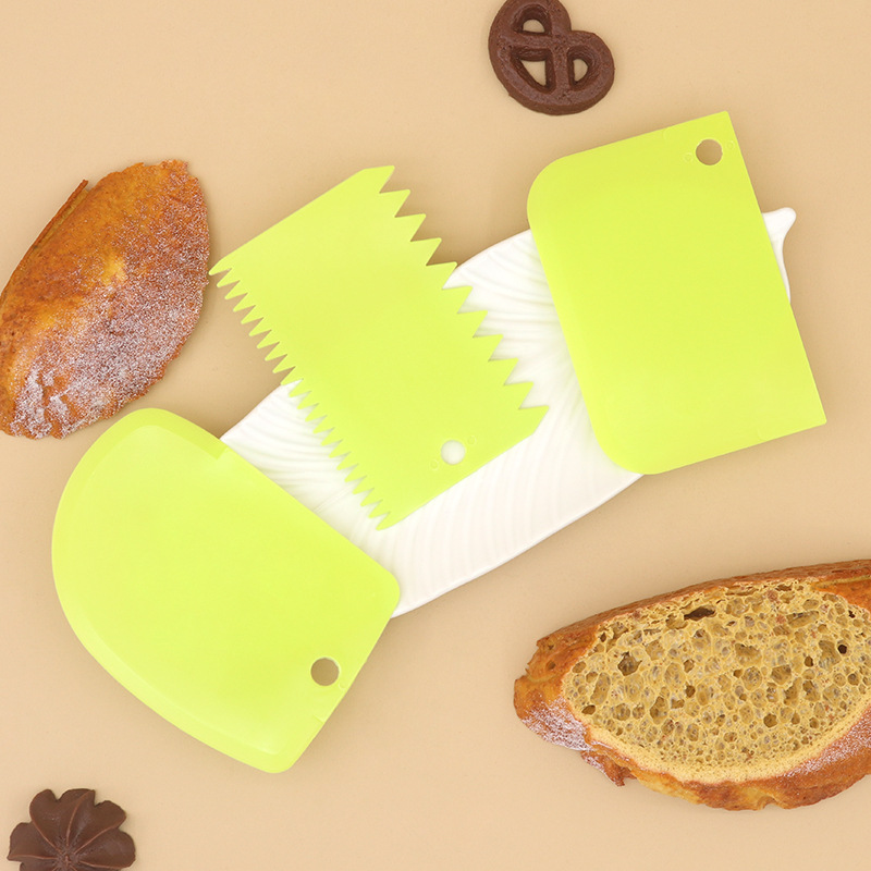 Nueva crema cortador de fideos raspador de plástico pastel herramientas de bricolaje utensilios para hornear raspador conjunto de tres piezas en stock suministro