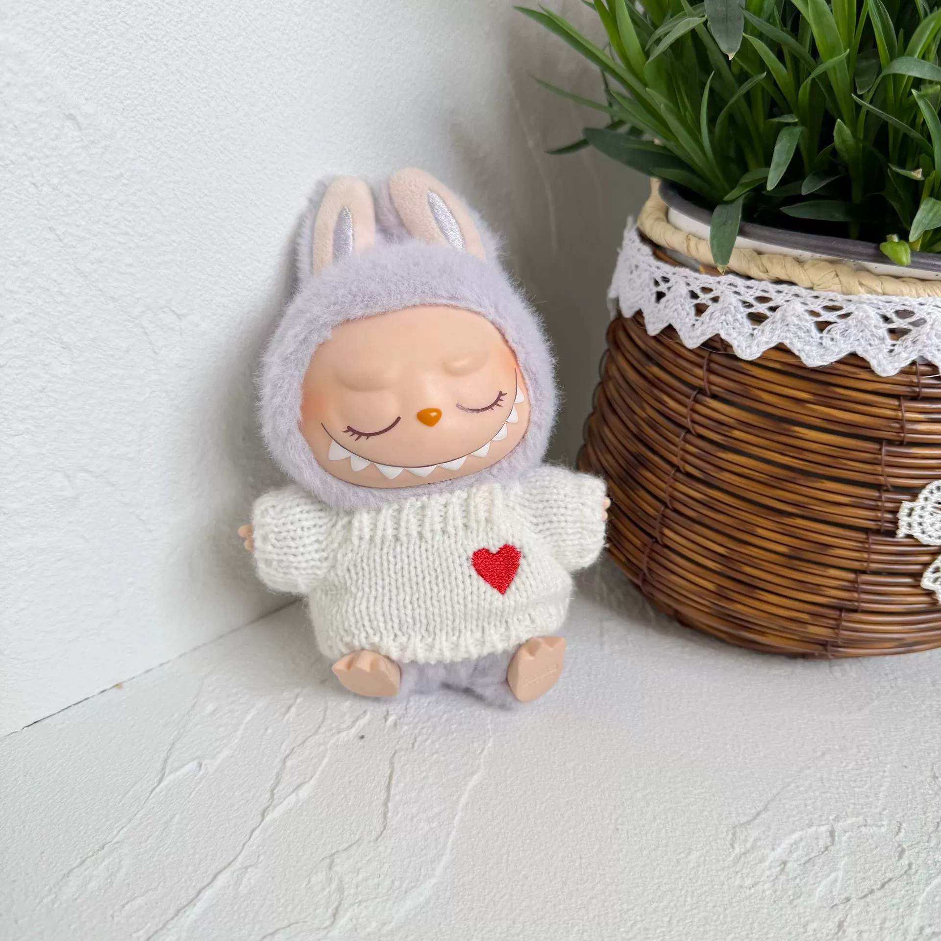 Костюм одежды куклы Labubu для первого и второго поколения - шапка, свитер с сердцем, нашивка в виде медведя