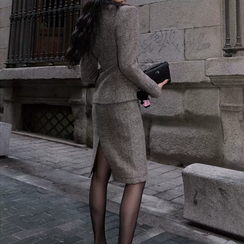 现货现货浅咖色西装+半身裙套装女冬季2023新款职业两件套复古洋