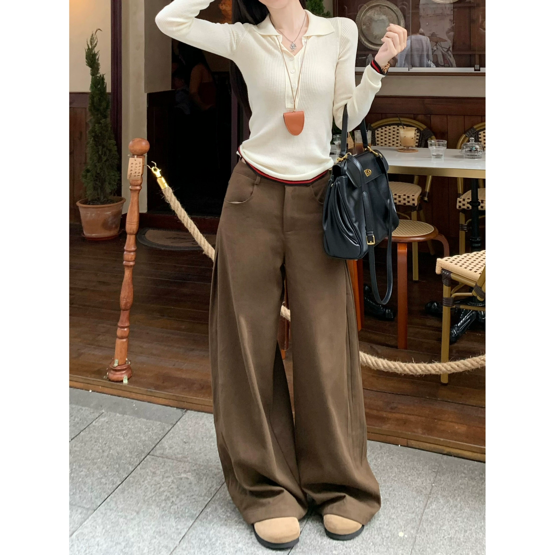 Чайная карта с широкими ногами и боковыми складками