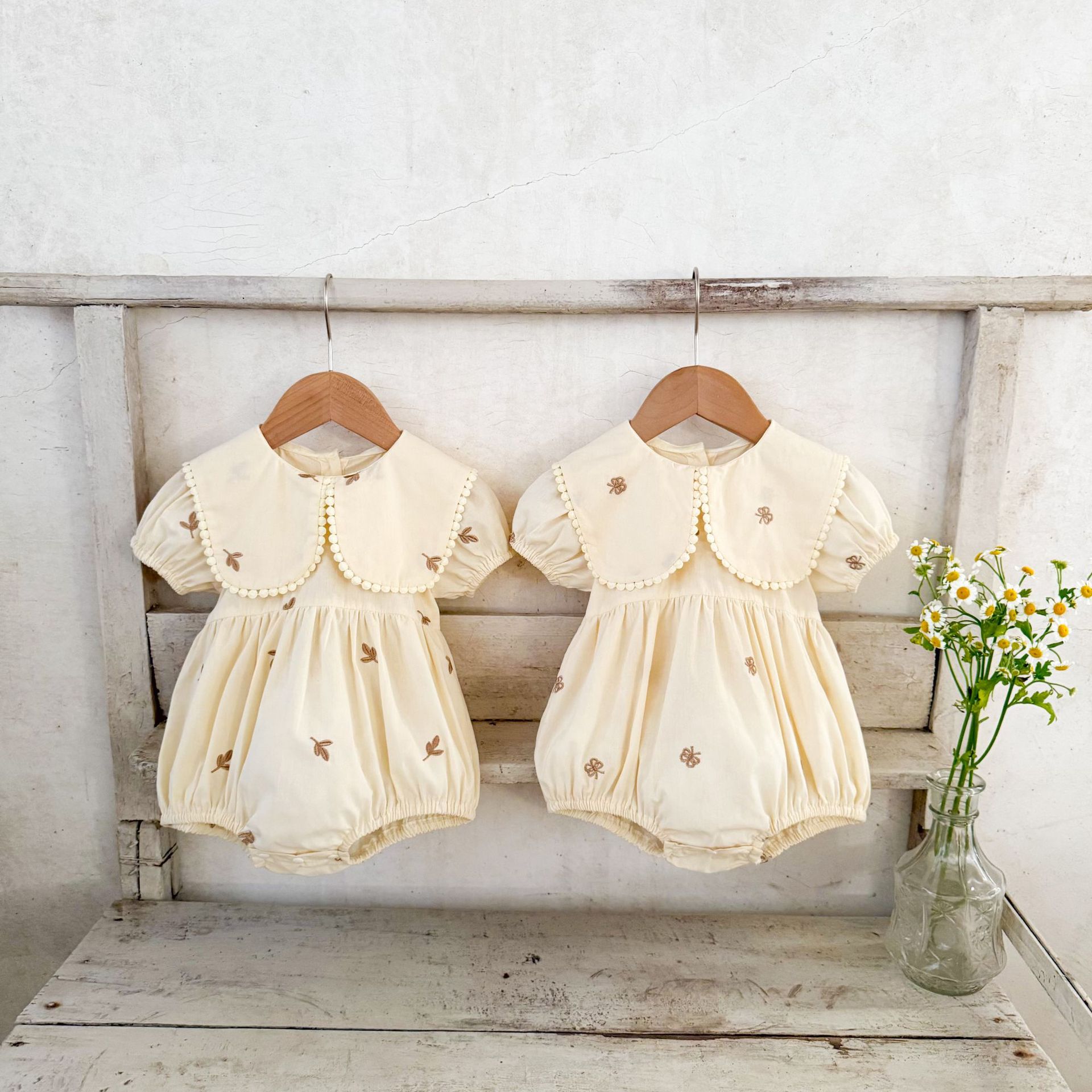 Ins versión coreana de la niña bebé de algodón bordado de dibujos animados solapa de manga corta mamelero de una pieza de moda de verano para bebés y niños pequeños