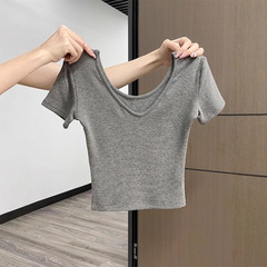 夏の大襟元に鎖骨が露出している前後に綿の半袖を着ている正肩に服を着ている純欲の短い臍vネックtシャツの女性
