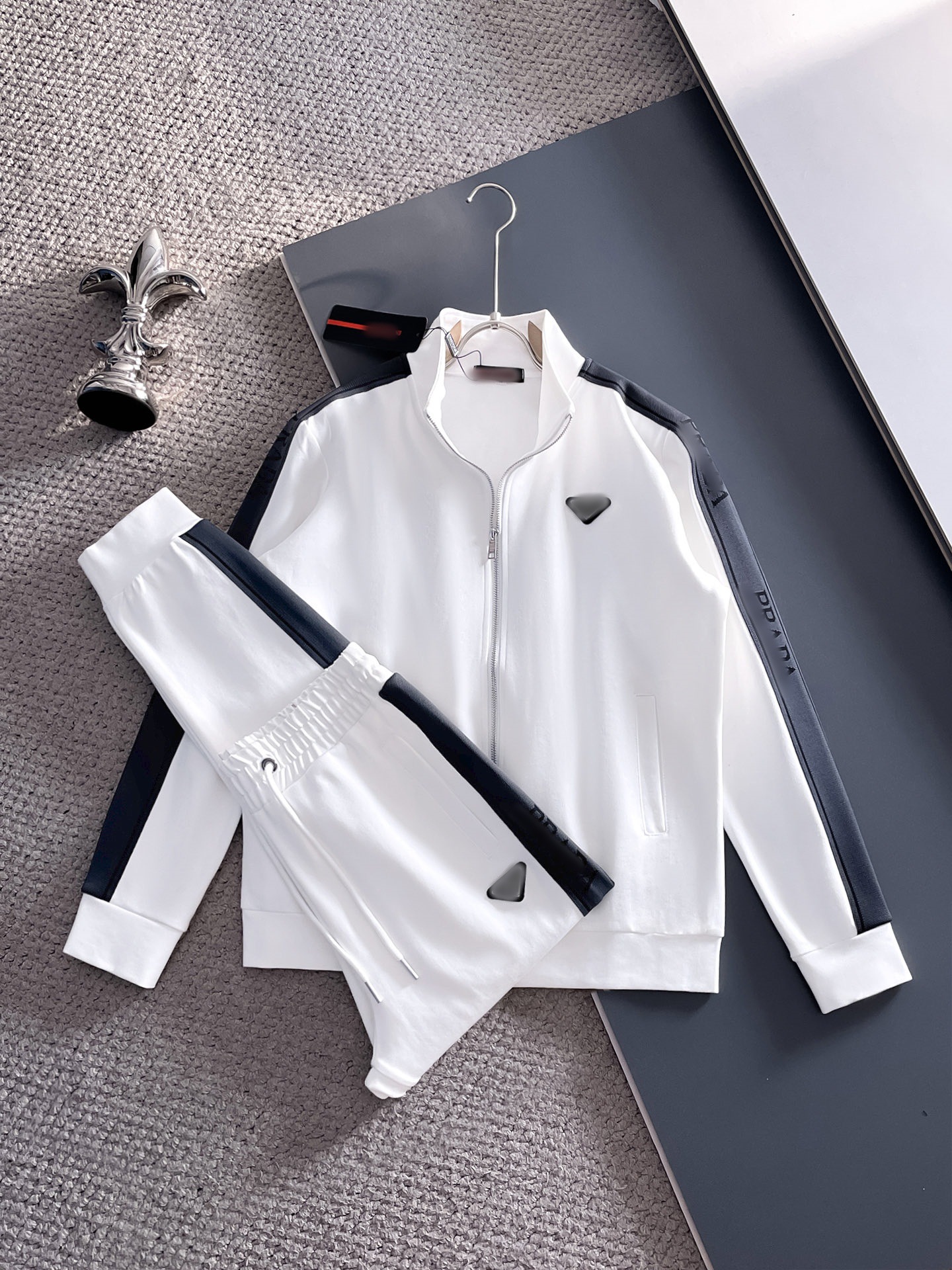 White 502 / M
