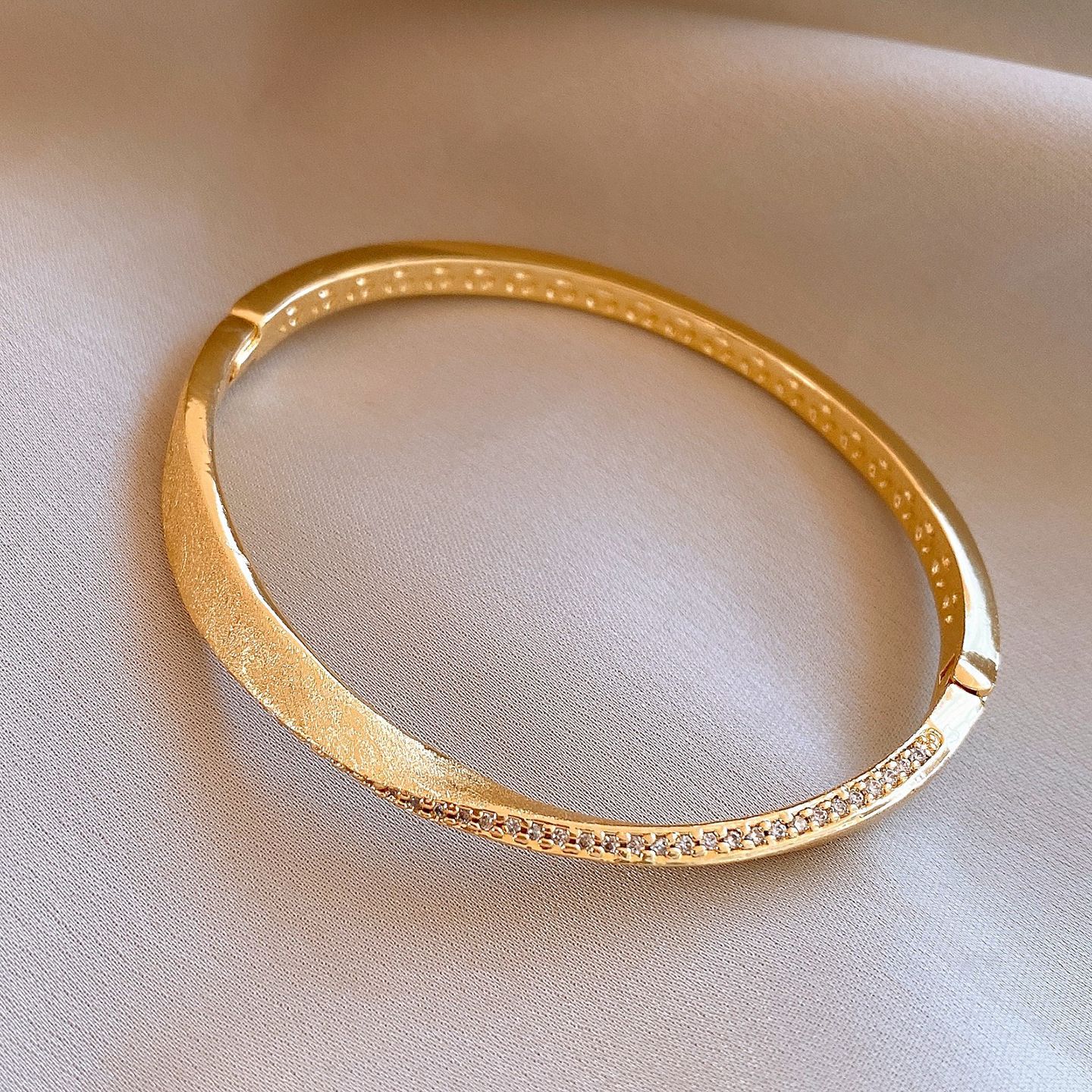 Pulsera 49 - torsión de zircon (chapada en oro real)