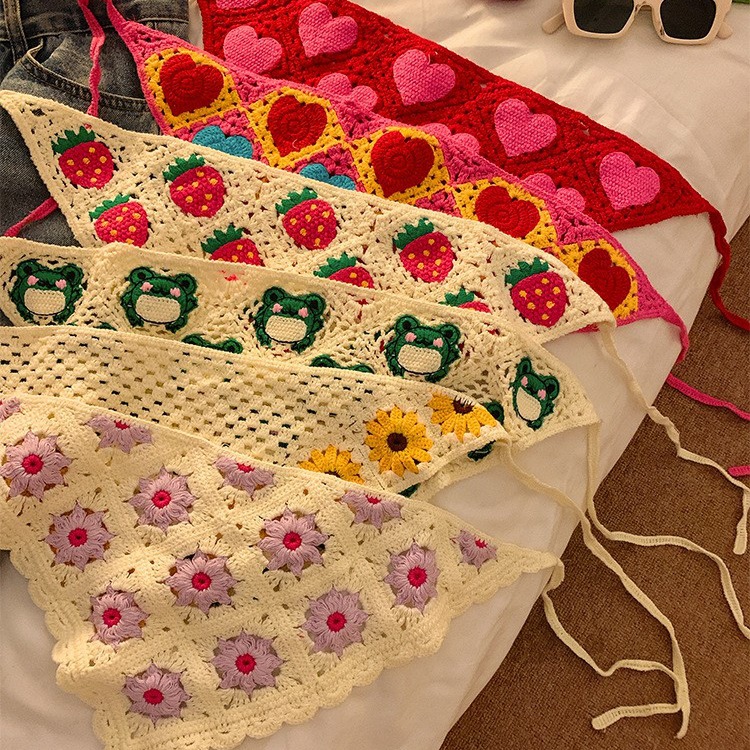 Sweet Strawberry, Heart-Shaped, Daisy-Print Triangle Headscarf – Girly Knitted Hairband for Stylish Updos, Perfect for Charming, Countryside-Inspired Instagram-Worthy Photos