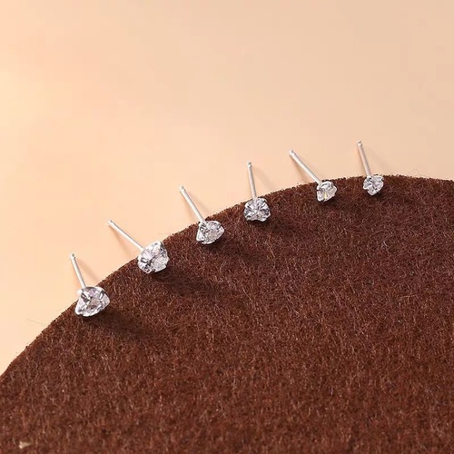 Pure Silver Heart Shaped Diamond Light Emitting Earrings for Women, New Style, Light Luxury, Minimalist, Cold Style Earrings, Small and Retro Ear Decorations