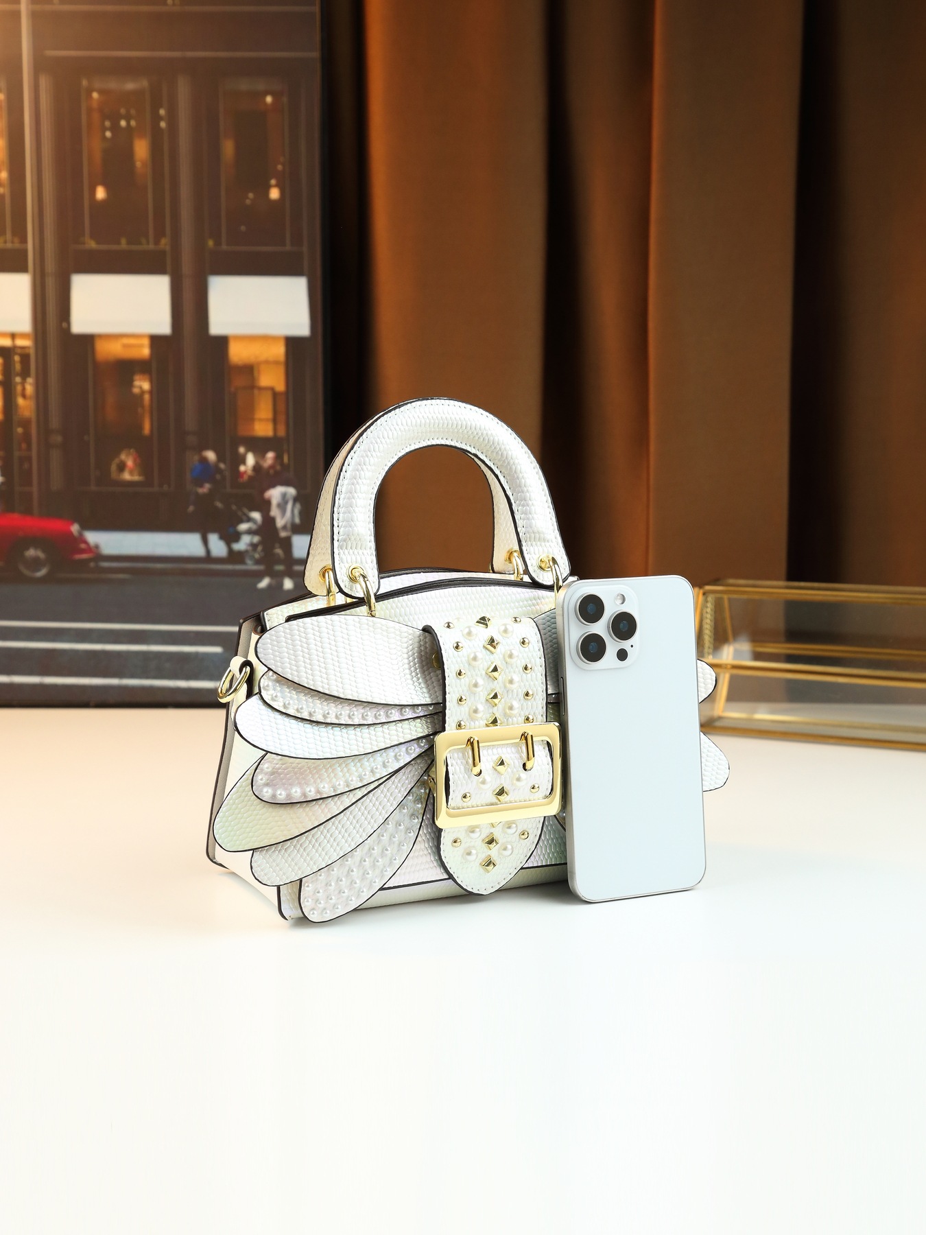 Bolsa tiracolo feminina elegante com pérolas e design de asa_voghion.com