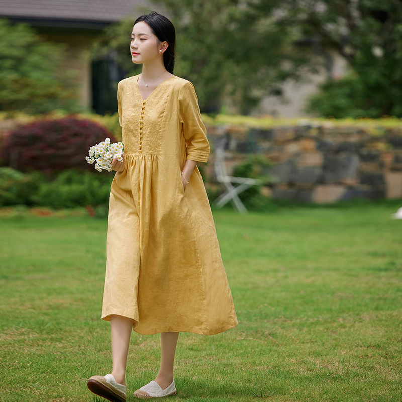 Autumn new high-end original linen embroidered dress V-neck artistic solid color three-quarter sleeve loose large swing dress Autumn new high-end original linen embroidered dress V-neck artistic solid color three-quarter sleeve loose large swing dress