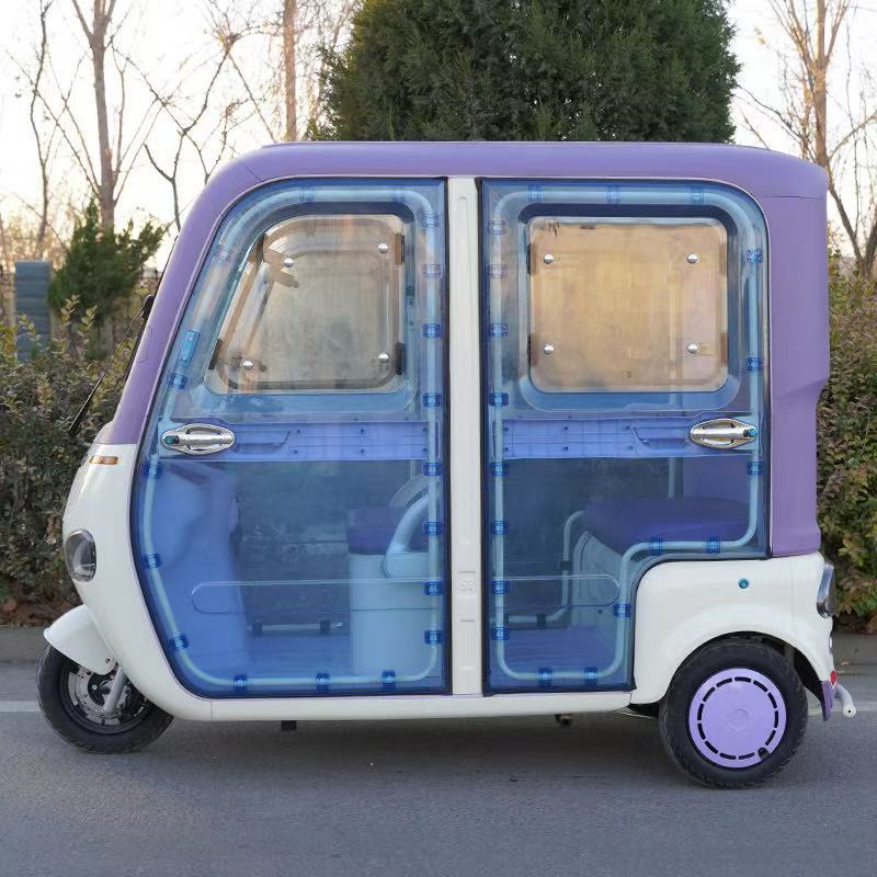 Triciclo eléctrico con puerta