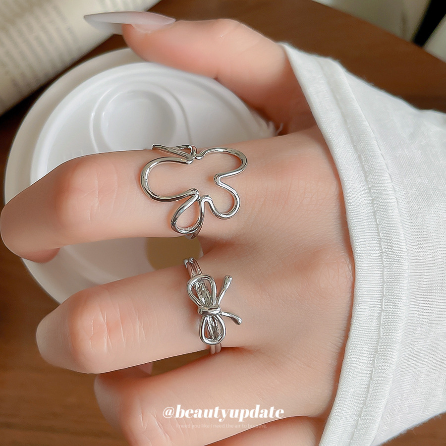 Bague pour femme, ronde, texturée, en résine, ornée d'un nœud papillon et d'une fleur. Design simple et tendance pour l'index._voghion.com