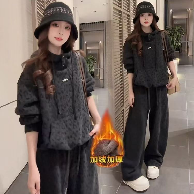Qalin qalpoq bilan ko'ylagi va keng shim to'plami