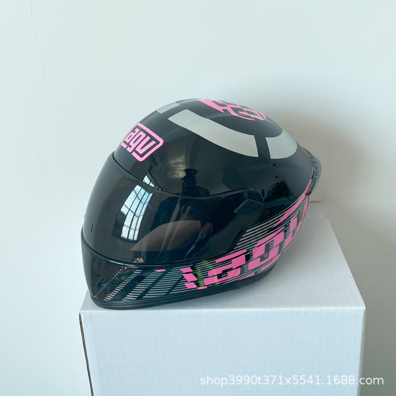 Motocicleta oso casco muñeca tensión oso gato afortunado motocicleta cola caja asiento trasero decoración modelo casco pequeño