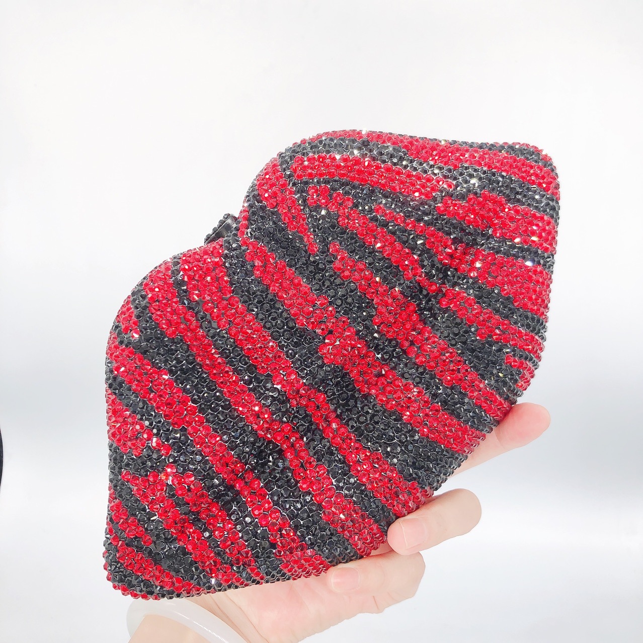 Túi clutch dạ tiệc đính đá viền môi ngựa vằn — Cá tính đặt làm chi tiết 6