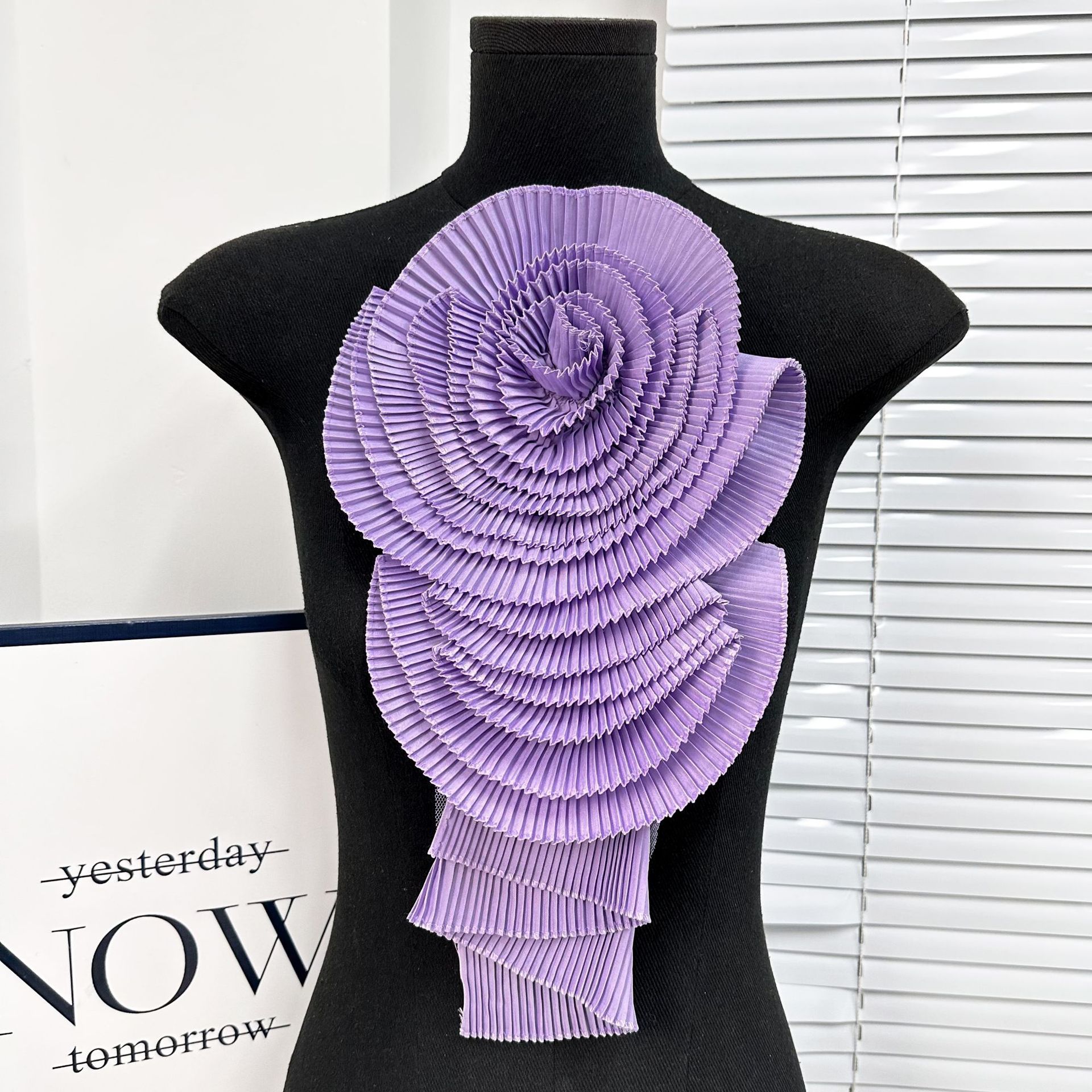 Nuevos adornos de flores grandes plisadas blancas para ropa y vestidos transfronterizos, parches de reparación DIY, accesorios de tela, venta directa de fábrica.