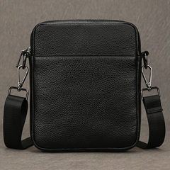 黒い本革の小さい肩の男性の牛革のカジュアルな小さい方のカバンの牛革の斜め掛けのショルダーバッグのiPadの夏秋の屋外の通勤のカバン
