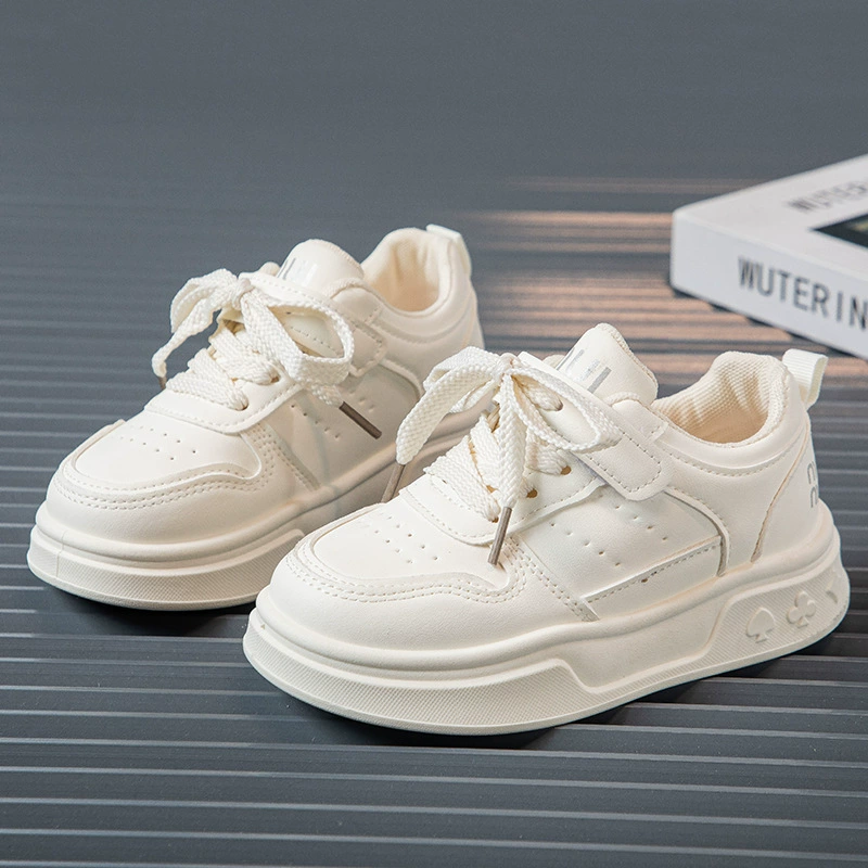 Детская мода: однотонные белые туфли для мальчиков и девочек на весну