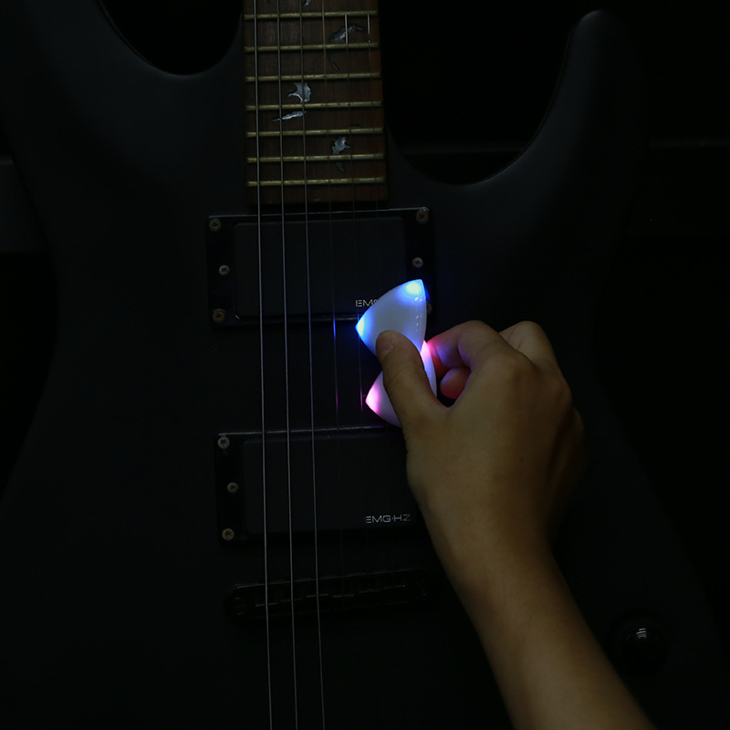 Blitzschnelle, berührungsempfindliche LED-Dreieckplektren für Gitarre und Bass_voghion.com