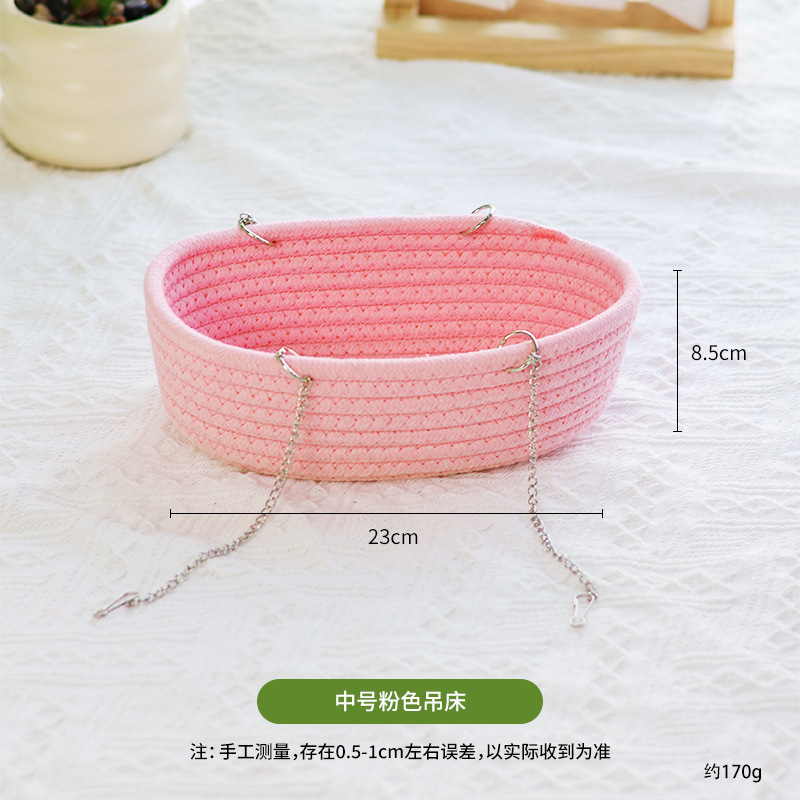 ハムスターのペットが編み上げている金糸熊の花の枝のネズミは巣を掛けて寝ています。|undefined