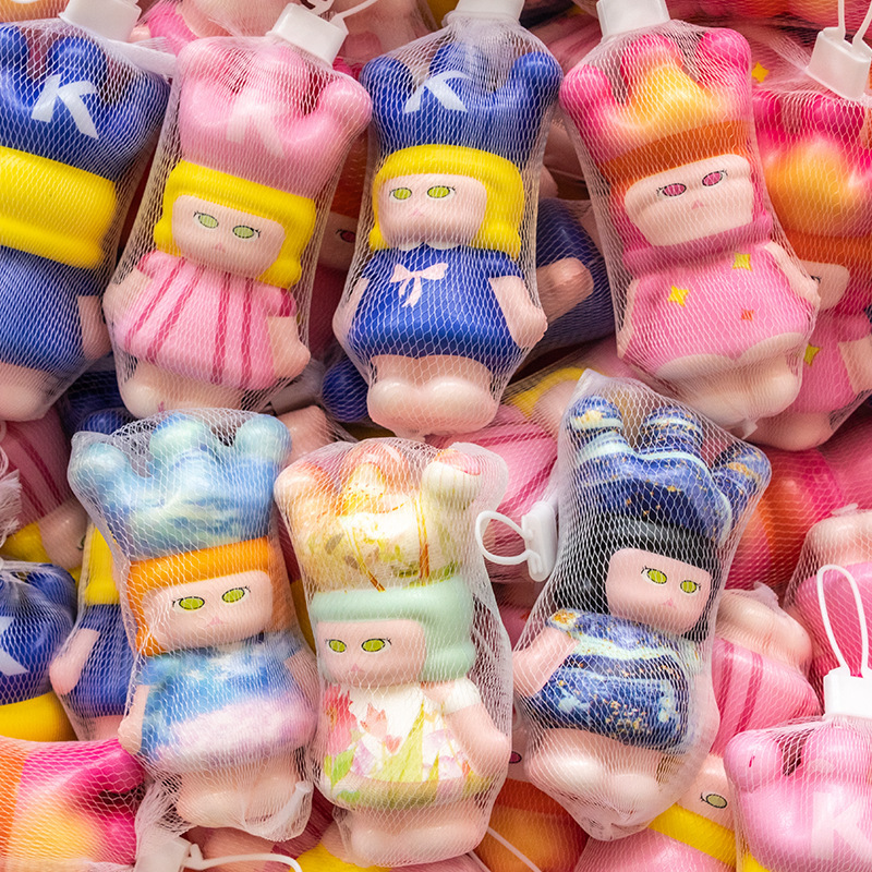 吉伊卡わぁchiiawaは子供のおもちゃをつまんでゆっくりと弾きます。|undefined