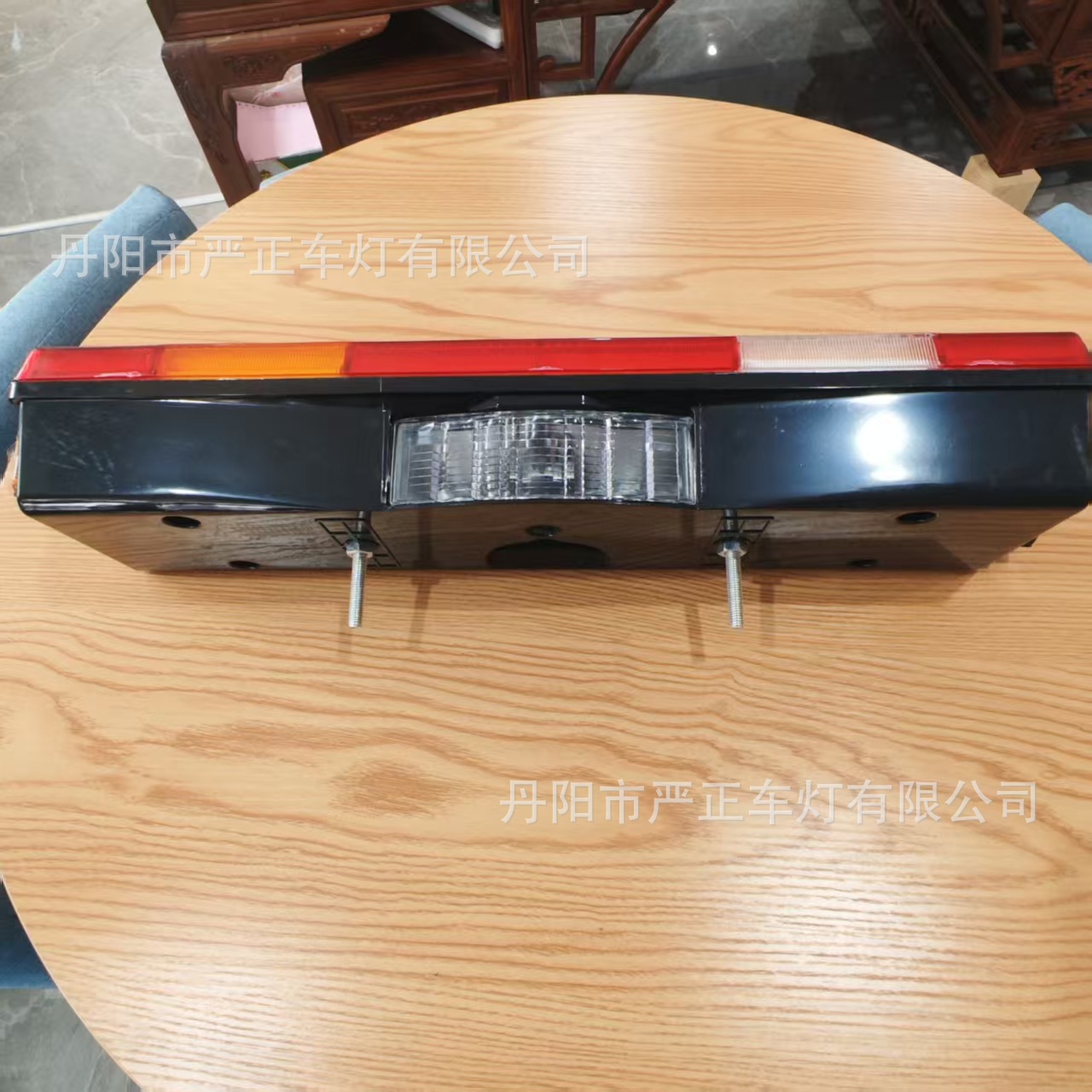 Factory Direct Supply Suitable for Oukka Mercedes-Benz Truck Rear Tail Light Mp2 Rear Tail Light 0015406370 00154062