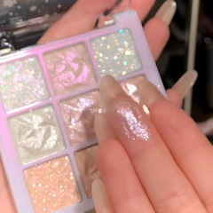 XIAOYUMI新商品の雪花九色アイシャドー盤がきらきらと光っています。