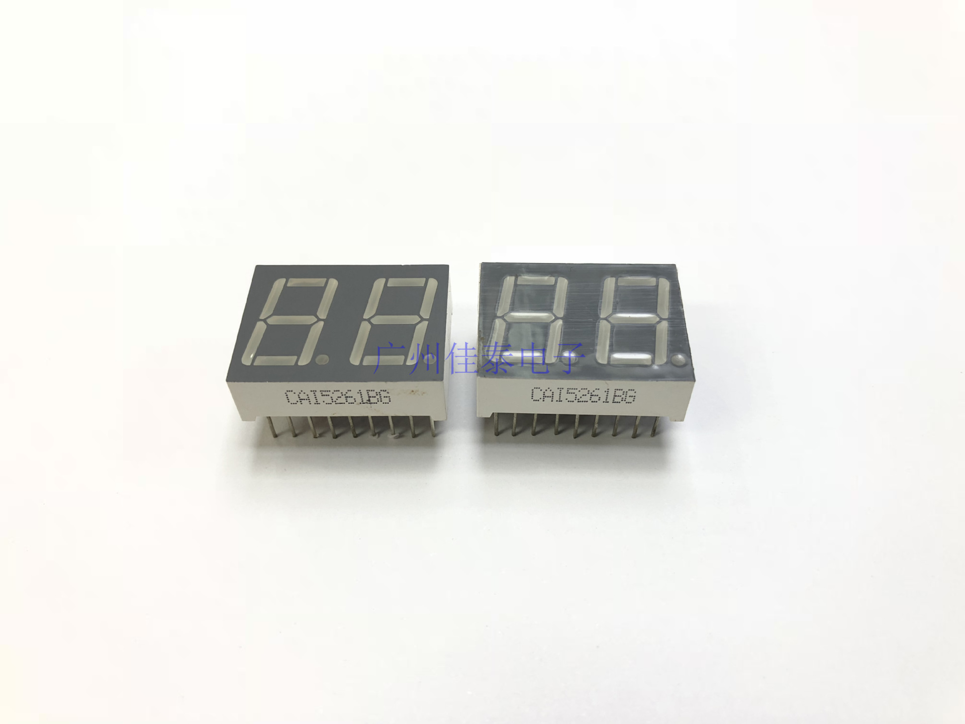 0.56英寸二位数码管灰面黄绿色共阳18脚，7-8公共脚5261BG数码管