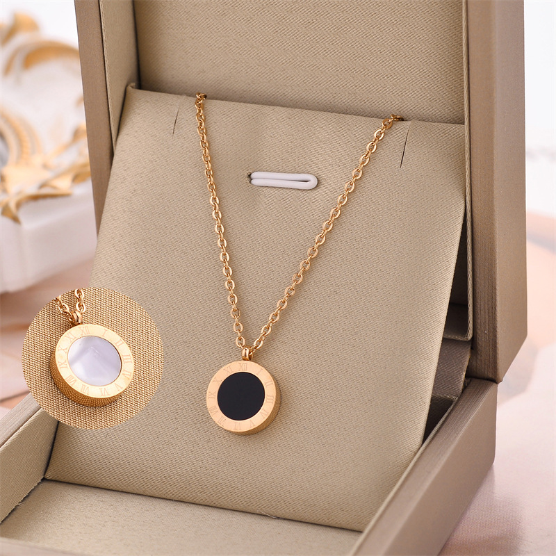 Collar de acero de titanio para mujeres simple y versátil estilo ligero de lujo nicho diseño de alta calidad no decoloración joyería de cadena de clavícula al por mayor