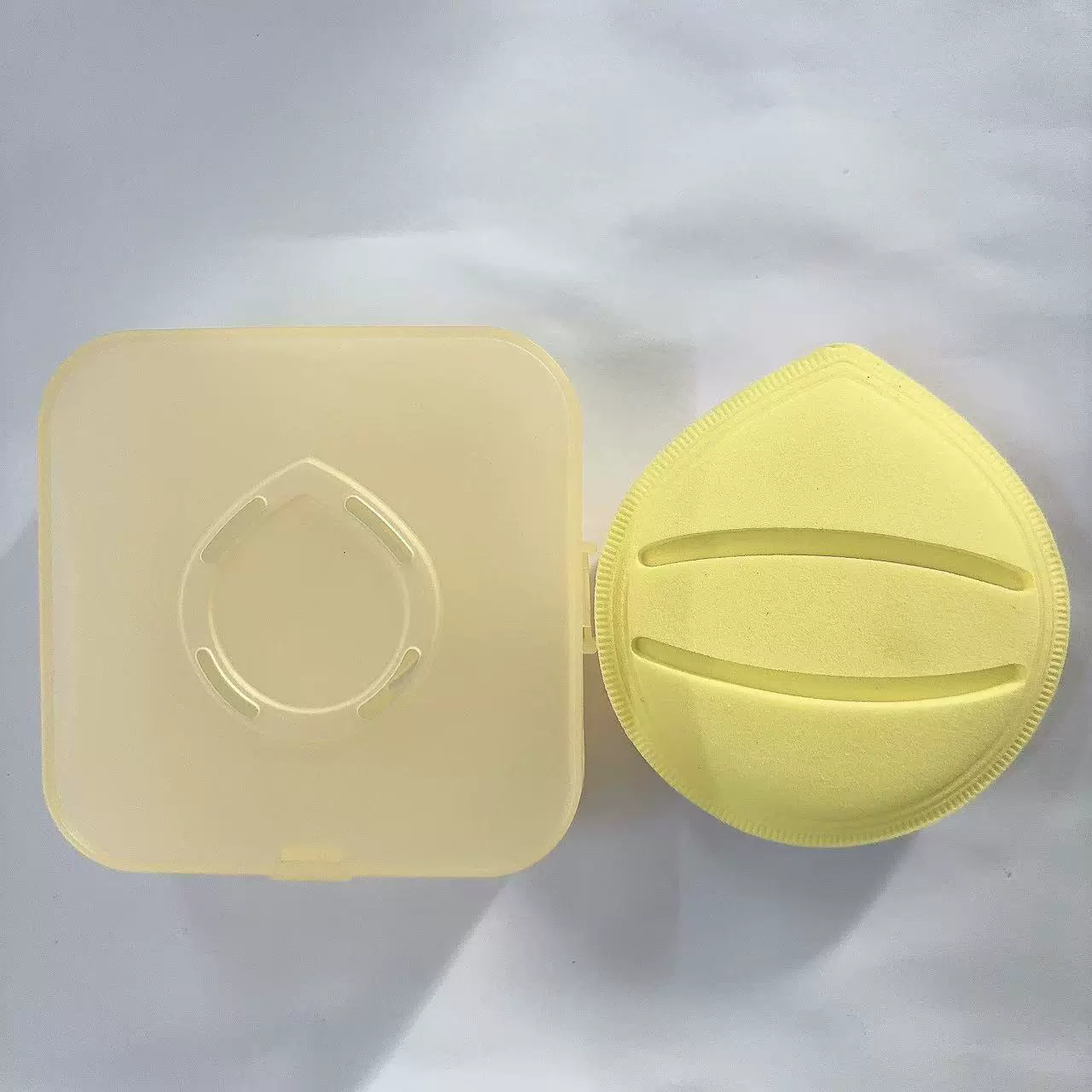 Кушон-пуховка QUANFAN XL хлопковая, в прозрачном футляре, мягкая круглая губка 1 шт.