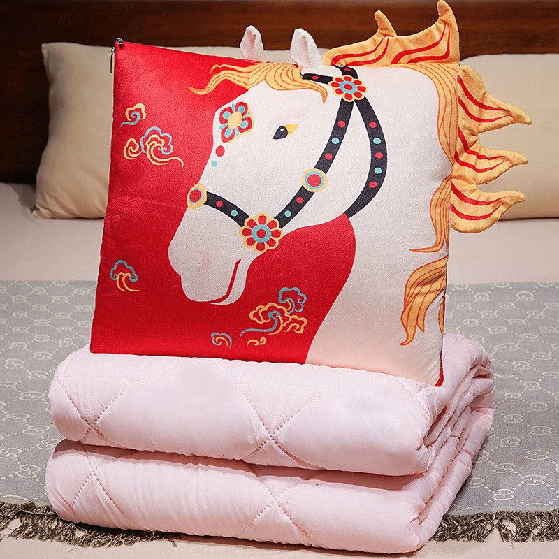 2026 Año del Caballo mascota juguete de peluche estilo de marea estampado caballo mascota almohada es 2 en un regalo de reunión