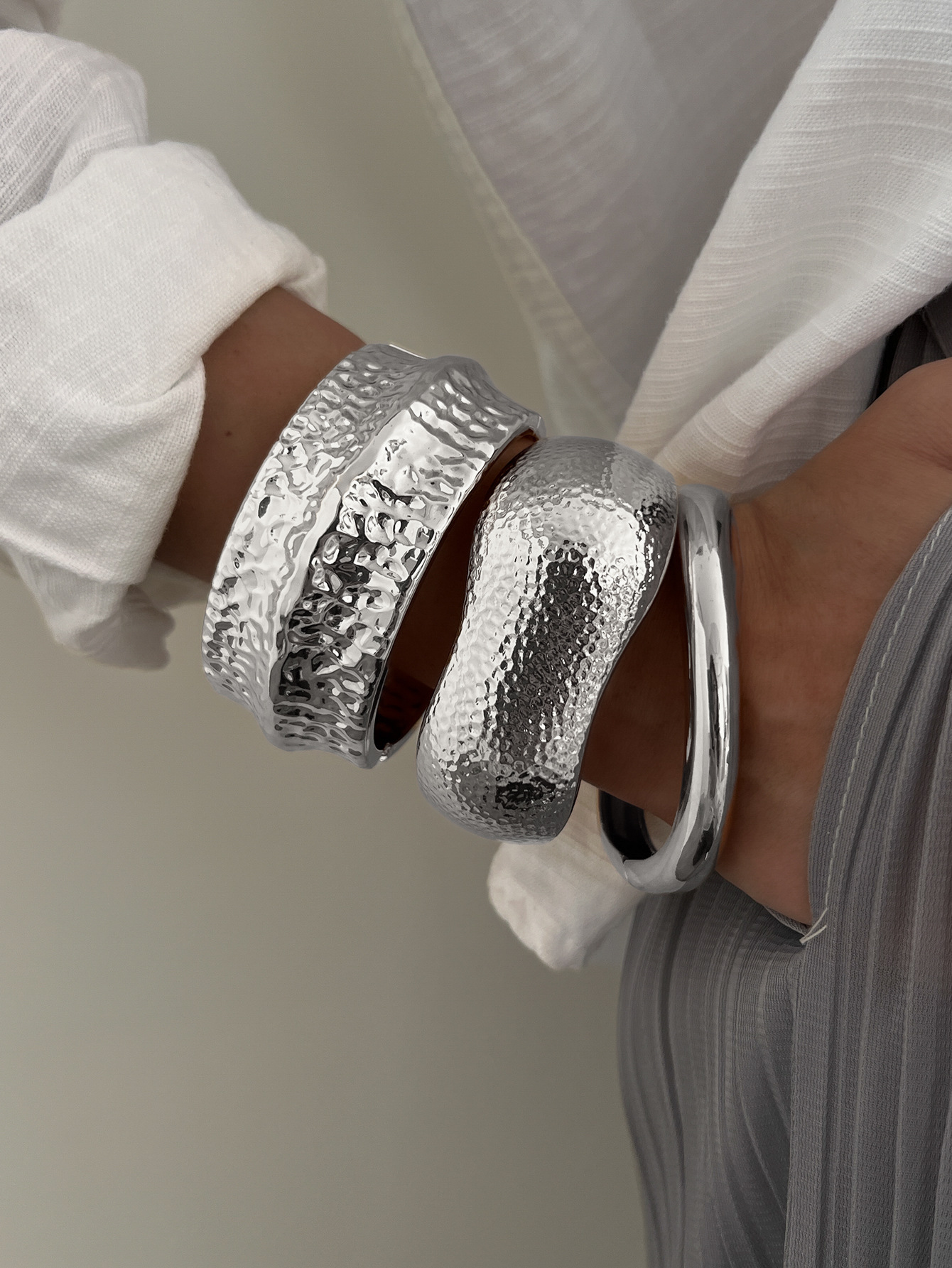 35g Weight Bangle Classification Alloy Chain Material 1 Piece Quantity Daily Occasion Alloy Material Irregular, Solid Color Pattern All Seasons Season Women's Gender Hip-Hop, Exaggerated, Simple Style Style Hammered, Plating Craft Hip-Hop Exaggerated Simple Style Irregular Solid Color Alloy Bangles Wholesale 6