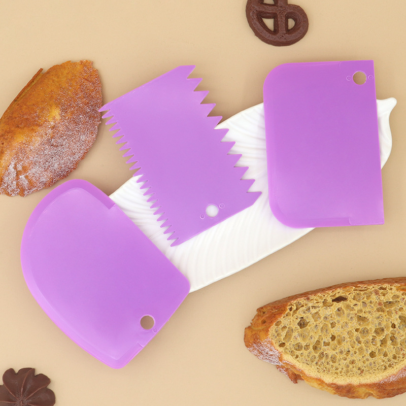 Nueva crema cortador de fideos raspador de plástico pastel herramientas de bricolaje utensilios para hornear raspador conjunto de tres piezas en stock suministro