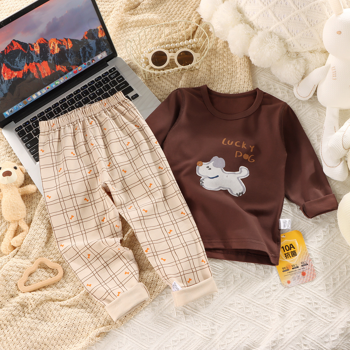 25 nuevos conjuntos de ropa de estar de licra para niños, conjunto de camiseta y pantalones sin costuras de algodón puro clase A para otoño, pijamas de dibujos animados para niños y niñas.