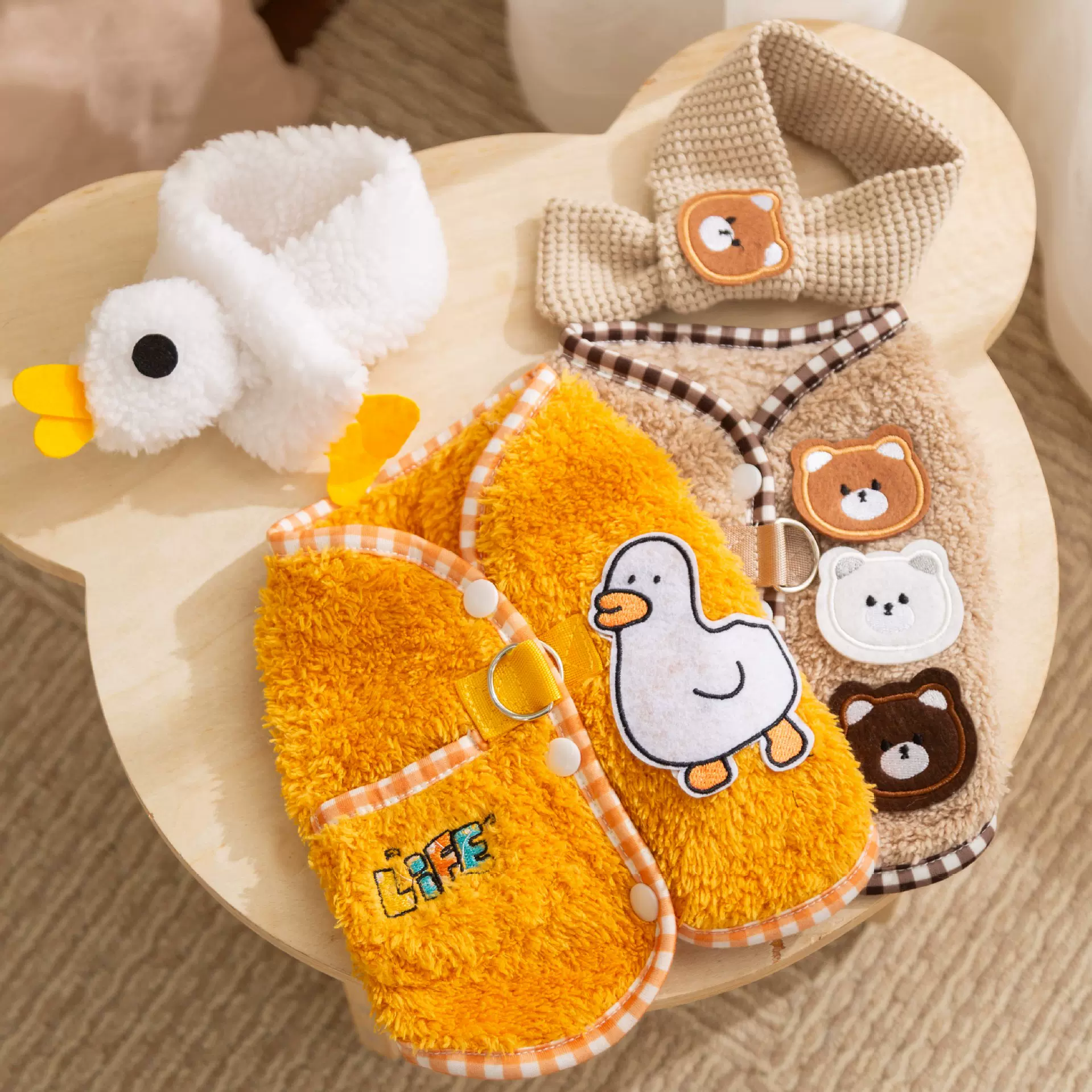 25年新款宠物衣服小型犬比熊泰迪两脚无袖绒衣戴围巾秋冬狗狗衣服