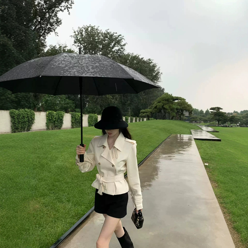 Good morning, Fan Fan. This is a British-style, asymmetrical, mid-length trench coat for women, perfect for autumn Good morning, Fan Fan. This is a British-style, asymmetrical, mid-length trench coat for women, perfect for autumn