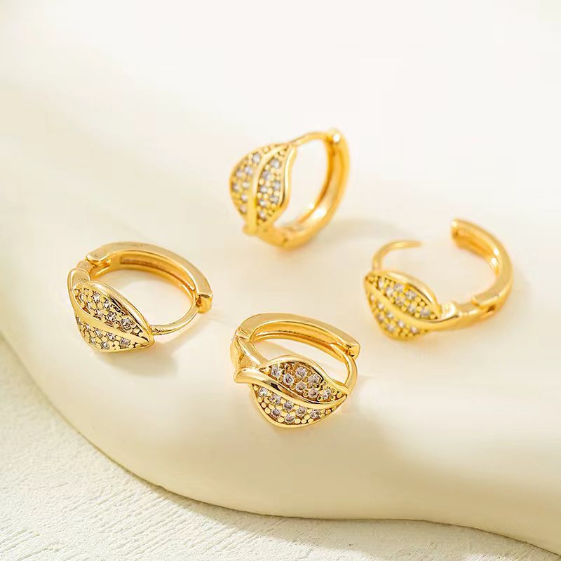 Aretes de moda europeos y estadounidenses, aretes de estilo de moda de alta calidad, aretes de hoja de diamantes de lujo para mujeres.
