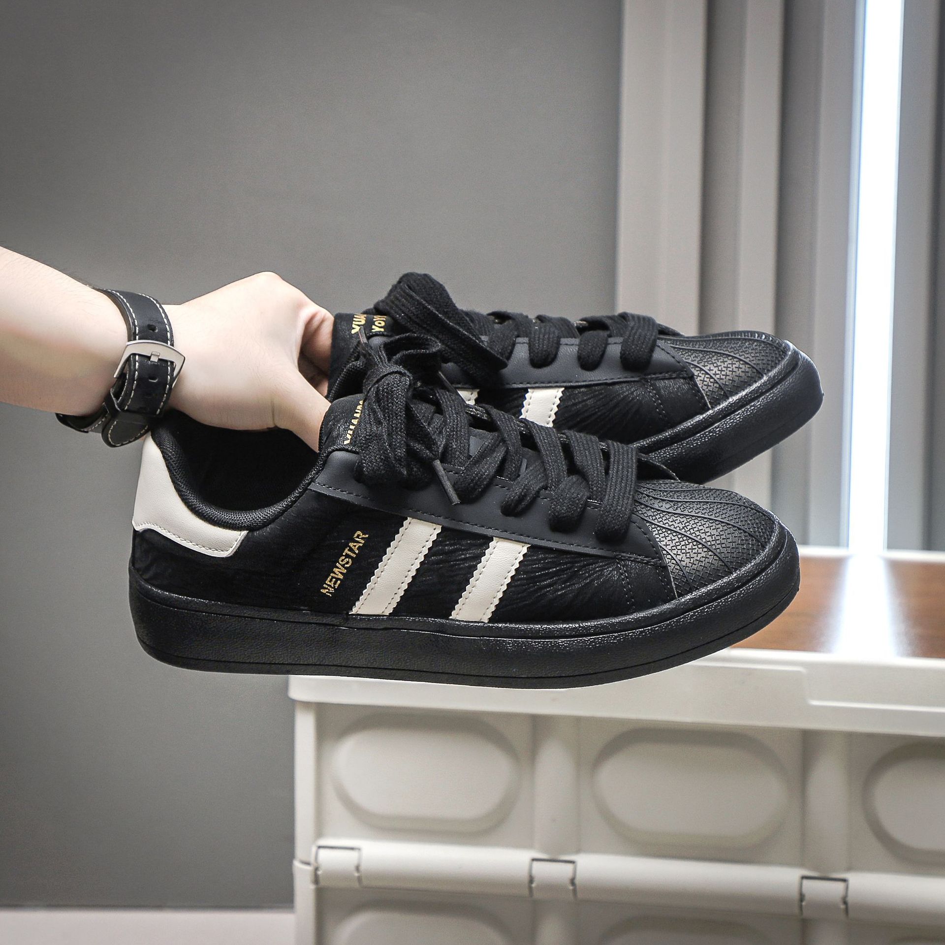Zapatos de cabeza de concha de moda simple estilo académico zapatos blancos clásicos 2025 nuevos zapatos de hombre casuales versátiles zapatos de moda image 8