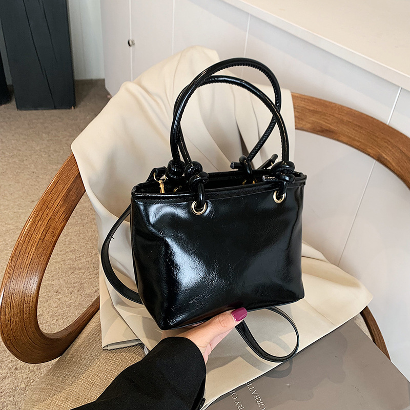 Otoño y invierno, bolsos de mujer, 2024 nuevo bolso de boda rojo, moda, bolso de hombro de mano, bolso de cubo de agua.