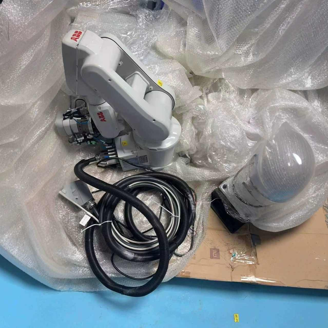 Использовался компактный шестиосный робот-манипулятор ABB IRB120-3 с грузоподъемностью 3 кг для погрузочно-разгрузочных и полировочных работ на рабочем столе.