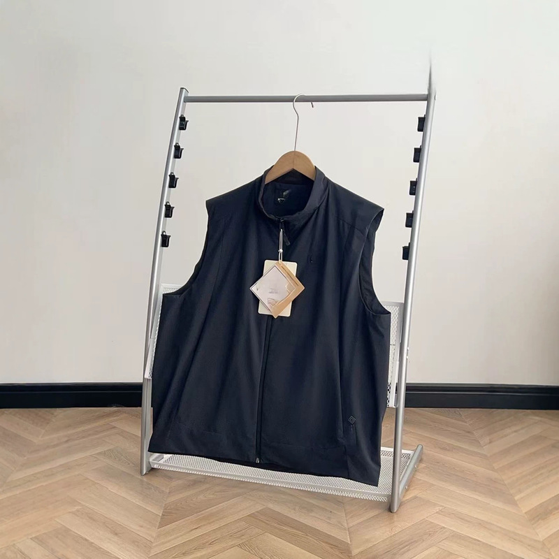 In-stock, same style as Xiao Shu's, solid black stand-up collar, unisex, spring/autumn 2026 new casual lightweight vest In-stock, same style as Xiao Shu's, solid black stand-up collar, unisex, spring/autumn 2026 new casual lightweight vest
